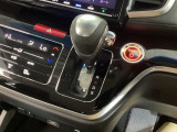 シフトはインパネシフト、パーキングブレーキは電子制御なので運転席と助手席の間はすっきりしています。