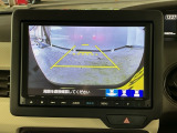 【バックカメラ】運転が苦手な方も車庫入れラクラクです!ギアをリバースに入れれば自動的に切り換わりますので、面倒な操作は不要です♪狭い駐車場もお車を傷つけず安心ですね!