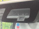 【スズキ セーフティサポート】走行中に前方の車両等を認識し、衝突しそうな時は警報とブレーキで衝突回避と被害軽減をアシスト。より安全にドライブをお楽しみいただけます。