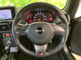 握りやすい形状で、正確な操作をサポート。運転の楽しさをさらに引き立ててくれるでしょう。