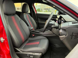 Premiumは大胆な黒と赤の生地ファブリック/テクノレザーシートを採用。運転席にはヒーターとアクティブランバーサポートを搭載