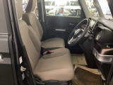 フィット感のあるシート。しっかりと支えてくれるので、長時間の運転を快適にサポートしてくれます。