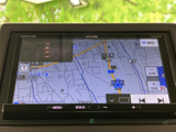 鮮明なカラー表示で、目的地までスムーズに!高機能ナビゲーションシステムが、快適なドライブをサポートします。渋滞情報もリアルタイムで確認可能です。