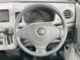 インテリアに合わせたデザインのステアリングは、運転される方のことも考え、運転しやすい形状、大きさです。是非一度、実際に触ってお確かめください。
