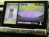 後方視界を確保するモニター画面。駐車時や狭い道での運転をサポートします。安全運転をサポートし、安心して運転できます。