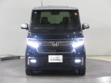 ハロゲンより明るく、より遠くまでさらなる安心感のあるLEDヘッドライトを採用。点灯忘れも防止できるオートライトコントロール機構付きです。