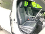 運転席まわりには十分なスペースがあり、大柄な方でもゆったり運転していただける環境です。