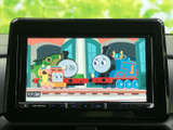 停車中に楽しめるTV機能。長距離移動の休憩時や、待ち時間などに役立ちます。車内での時間を有効活用できます。