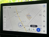 見やすい地図表示で、初めての道も安心。周辺情報も確認しやすく、目的地までスムーズに案内してくれます。長距離ドライブも快適に。