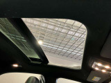 パノラミックルーフで明るい車内と開放感あるドライブをお楽しみいただけます。