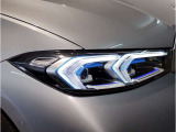 【LEDヘッドライト】先進のLEDテクノロジーを採用。放射される白色光の周波特性は太陽光に近く、バイキセノン・ヘッドライトを上回るコントラストで更に明るく輝きます!