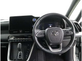 シックな色使いのインテリアが魅力です♪運転席まわりもすっきりと使いやすくまとめられており、毎日のお買い物からお出掛けまで快適に運転できそうですね(^^)/