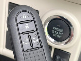 【スマートキー】カバンやポケットに入れたままでもドアの施錠・解錠が可能なスマートキーを装備。エンジンのオン・オフ時もカギを取り出す必要が無いからとっても便利です♪