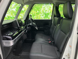 運転しやすい運転席周り。操作性にも優れ、スムーズなドライビングをサポートします。快適な運転環境です。