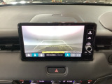 【バックカメラ】運転が苦手な方も車庫入れラクラクです!ギアをリバースに入れれば自動的に切り換わりますので、面倒な操作は不要です♪狭い駐車場もお車を傷つけず安心ですね!
