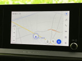 鮮明な地図表示で、目的地までのルートをスムーズに検索。運転に集中できる分かりやすいインターフェースが魅力です。