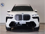 【BMWの伝統】BMWの特徴的な&ldquo;キドニーグリル&rdquo;は、80年以上続く伝統の形でございます。変わらないこだわりのデザインが、プレミアムブランド&ldquo;BMW&rdquo;を創り出します。
