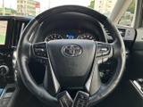 握りやすいステアリングは、運転の楽しさを向上させます。操作性にも優れており、スムーズなハンドリングを実現します。
