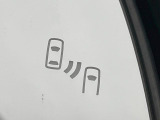 【ブラインドスポットモニター】走行中、ドアミラーの死角になりやすい箇所に後続車が接近するとサイドミラーのレンズに警告を表示!ドライバーに注意喚起をしてくれます。