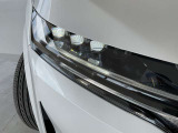 対向車がいてもハイビームを維持できるアダプティブLEDヘッドライト。先行車や対向車の有無に応じてハイビームの照射パターンを変化させ、常に視認性の高い状態が維持されます。