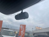 最近では付いてる車も多くなってきました。中古車ではまだまだ付いていればラッキーなドライブレコーダーです♪