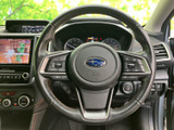 握りやすいステアリングは、運転の楽しさを高めます。オーディオやハンズフリー通話のスイッチを操作でき、安全運転をサポート。快適なドライビングを実現します。