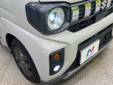 【LEDヘッドライト】悪天候や夜間走行時も良好な視界を確保し安心して運転できる高輝度LEDヘッドライトを装備!点灯速度が早く、消費電力も抑えられています。