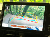 【バックカメラ】駐車時に後方がリアルタイム映像で確認できます。大型商業施設や立体駐車場での駐車時や、夜間のバック時に大活躍!運転スキルに関わらず、今や必須となった装備のひとつです!