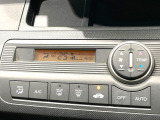 【オートエアコン】一度お好みの温度に設定すれば、車内の温度を検知し風量や温度を自動で調整。暑い&hellip;寒い&hellip;と何度もスイッチ操作をする必要はありません。快適な車内空間には必須の機能ですね♪