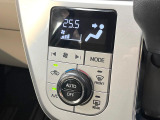 【オートエアコン】一度お好みの温度に設定すれば、車内の温度を検知し風量や温度を自動で調整。暑い&hellip;寒い&hellip;と何度もスイッチ操作をする必要はありません。快適な車内空間には必須の機能ですね♪