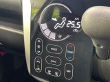 【オートエアコン】一度お好みの温度に設定すれば、車内の温度を検知し風量や温度を自動で調整。暑い&hellip;寒い&hellip;と何度もスイッチ操作をする必要はありません。快適な車内空間には必須の機能ですね♪