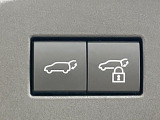 【パワーバックドア】スマートキーや運転席のボタンを押すだけでリアゲートが自動で開閉します!荷物を持っている時や、高い位置にあるバックドアを閉める際に便利な機能です♪