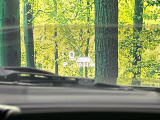 【ヘッドアップディスプレイ】現在の速度や走行情報をデジタル表示で運転席前方のガラスに投影!運転中、目線をずらさず必要な情報を確認できるのでとっても便利で安心!