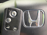 【Hondaスマートキー】カバンやポケットに入れたままでもドアの施錠・解錠が可能なスマートキーを装備。エンジンのオン・オフ時もカギを取り出す必要が無いからとっても便利です♪