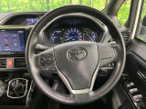 【純正革巻きステアリング】上質な革を使用することで、手にしっかり馴染みとても運転しやすいハンドルです♪