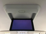 【後席モニター】家族や友人とお出かけする機会が多い方に大人気の後席モニターを装備!見やすい位置に画面がありテレビやDVDの視聴も快適!友達もお子様も、後席にしか乗らなくなるかも??