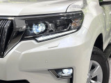 【LEDヘッドライト】悪天候や夜間走行時も良好な視界を確保し安心して運転できる高輝度LEDヘッドライトを装備!点灯速度が早く、消費電力も抑えられています。