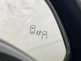 【ブラインドスポットモニター】走行中、ドアミラーの死角になりやすい箇所に後続車が接近するとサイドミラーのレンズに警告を表示!ドライバーに注意喚起をしてくれます。