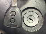 【キーレス】少し離れた場所からでもボタン一つでドアの開錠・施錠ができるのでとっても便利!ドアの鍵穴周りに傷をつけることもありません♪