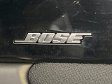 【BOSEサウンドシステム】メーカーオプションの高品位サウンドシステムを搭載。専用のチューニングが施された大小様々なスピーカーから良質なサウンドが奏でられ、臨場感あふれる音響空間を演出します。
