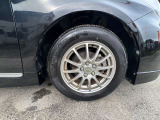 アルミホイールが装備されています。このちょっとしたポイントで車が格段にかっこよく見えますね☆