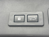 【パワーバックドア】スマートキーや運転席のボタンを押すだけでリアゲートが自動で開閉します!荷物を持っている時や、高い位置にあるバックドアを閉める際に便利な機能です♪