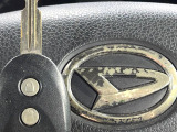 【キーレス】少し離れた場所からでもボタン一つでドアの開錠・施錠ができるのでとっても便利!ドアの鍵穴周りに傷をつけることもありません♪
