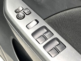 【電動格納ミラー】サイドミラーは電動格納式となっており、狭い駐車場でもキズがつくリスクを抑えられます。