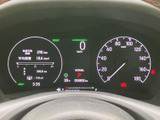 洗練されたデザインのメーターが、運転に集中できる快適な空間を生み出します。視認性の高い表示で、車両情報を正確に把握でき、走行情報もすぐに確認できます。
