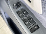 【電動格納ミラー】サイドミラーは電動格納式となっており、狭い駐車場でもキズがつくリスクを抑えられます。