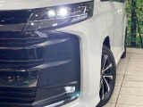 【LEDヘッドライト】悪天候や夜間走行時も良好な視界を確保し安心して運転できる高輝度LEDヘッドライトを装備!点灯速度が早く、消費電力も抑えられています。