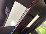 【ガラスルーフ】ガラスルーフ搭載で車内の解放感が一気にアップ!開放的なドライブをお楽しみいただけます。