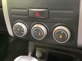 【オートエアコン】一度お好みの温度に設定すれば、車内の温度を検知し風量や温度を自動で調整。暑い&hellip;寒い&hellip;と何度もスイッチ操作をする必要はありません。快適な車内空間には必須の機能ですね♪