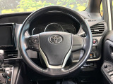 インテリアに合わせたデザインのステアリングは、運転される方のことも考え、運転しやすい形状、大きさです。是非一度、実際に触ってお確かめください。